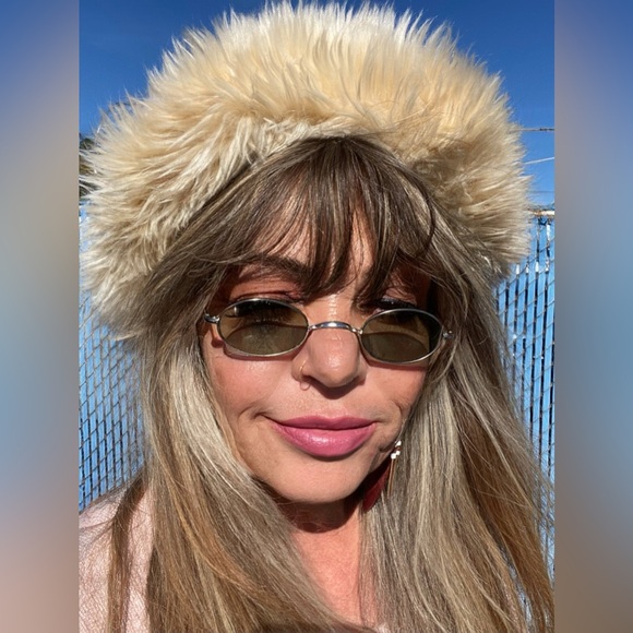 Meet your Posher, **Edna - Picture 3 of 17